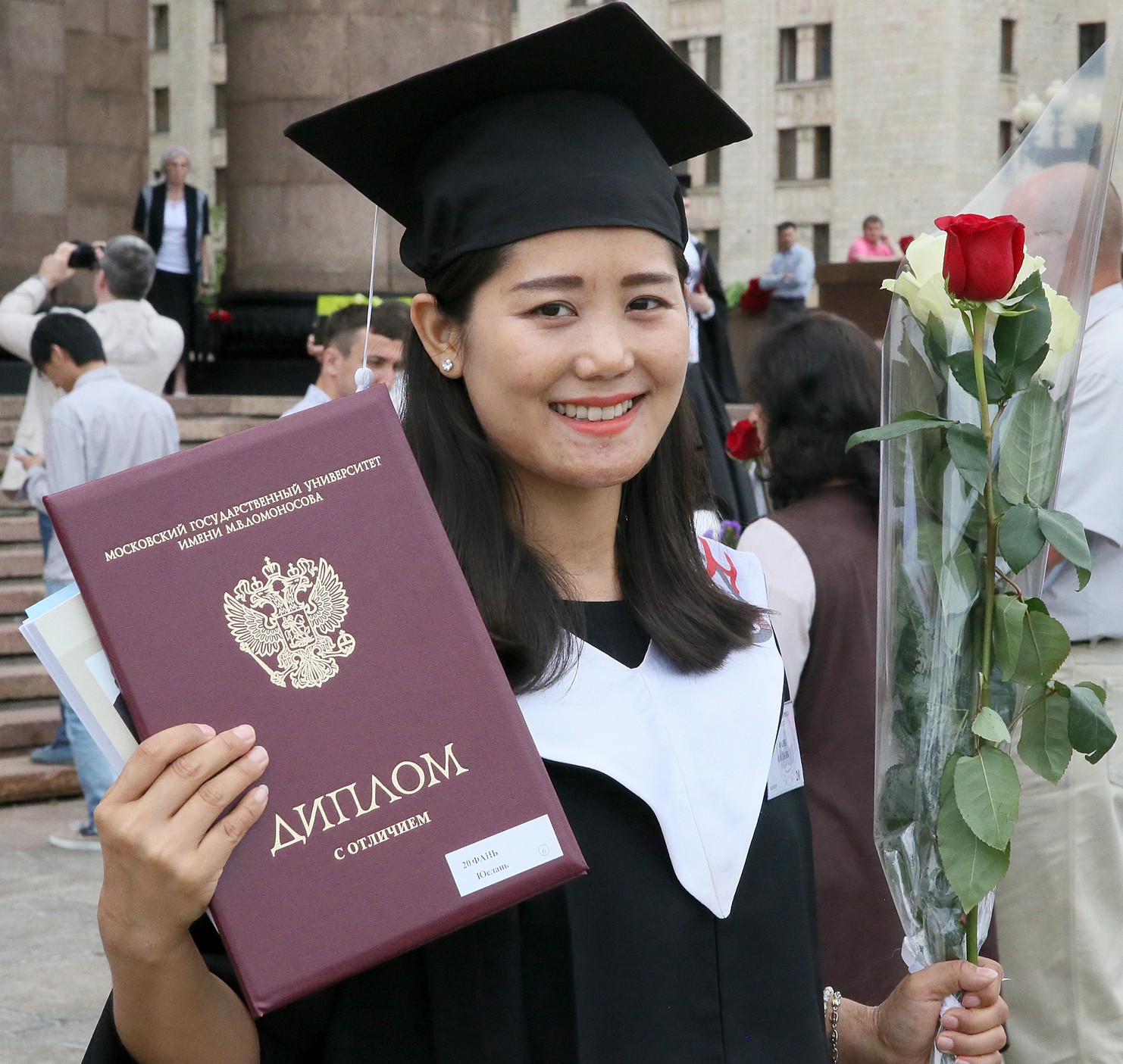 Корейский язык университет. Выпускник с красным дипломом. Фотосессия с дипломом.